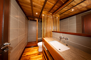 Bathroom - Master Cabin - Coralia - Indonesia Liveaboards
