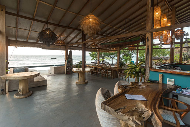 Restaurant and lounge - Kalimaya Dive Resort - Indonesia Dive Resorts