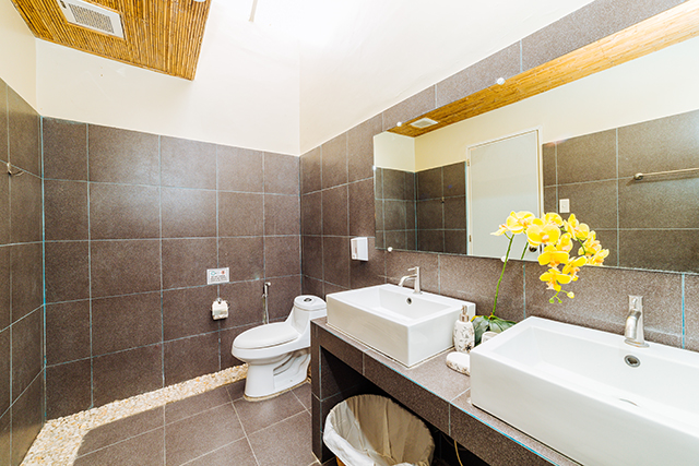 Bathroom - Exclusive Deluxe Room - Buceo Anilao Beach & Dive Resort