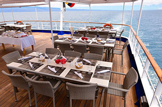 Al Fresco Dining - Celebrity Xperience - Galapagos Liveaboards - Dive Discovery Galapagos
