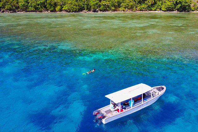 Snorkling with boat - Cove Eco Resort - Raja Ampat Dive Resort