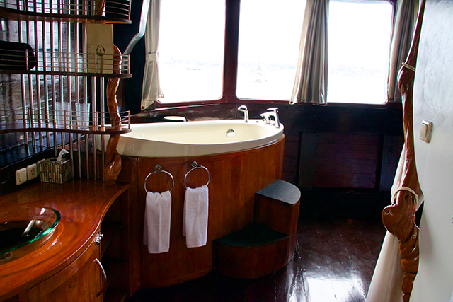 Bathroom - Master Suite Cabin - Dewi Nusantara  - Indonesia Liveaboard