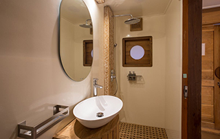 Bathroom - Upper deck double cabin - Emperor Harmoni - Indonesia Liveaboard