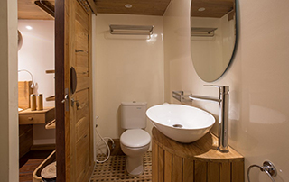 Bathroom - Upper deck double cabin - Emperor Harmoni - Indonesia Liveaboard