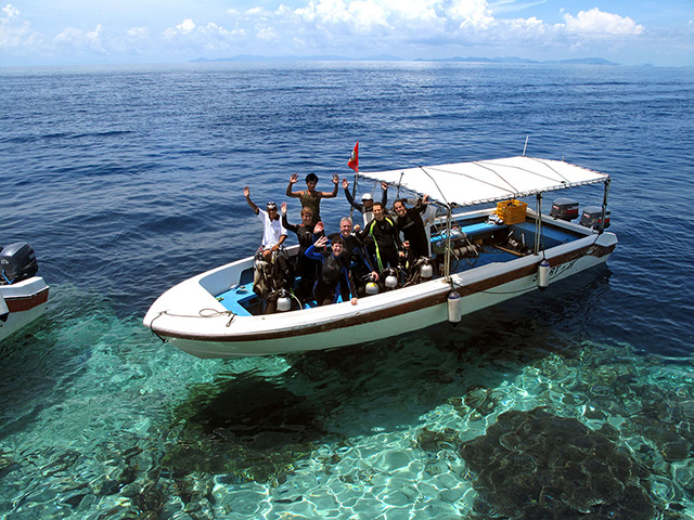 Divers in the dive boat - Mabul Water Bungalow - Malaysia Dive Resort