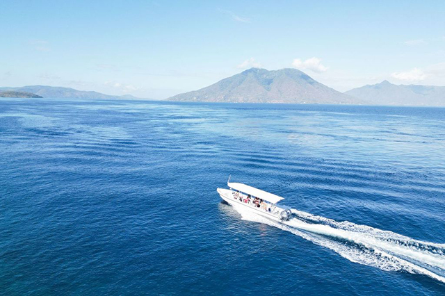 Dive boat - Alor Tanapi Dive Resort - Indonesia Dive Resort