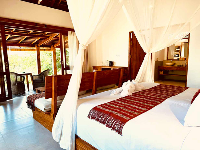 Oceanfront Deluxe Bungalow - Alor Tanapi Dive Resort - Indonesia Dive Resort