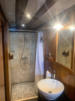 Bathroom - MSV Amira - Indonesia Liveaboard