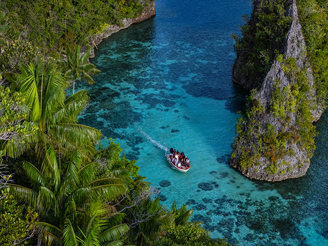 Go to a diving site on the dingy - MSV Amira - Indonesia Liveaboard