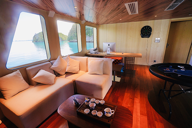 Salon - M/Y  Black Pearl Explorer - Micronesia Liveaboard