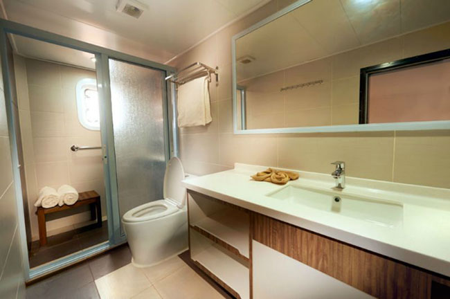 Bathroom - Blue Manta - Indonesia Liveaboards - Dive Discovery Indonesia