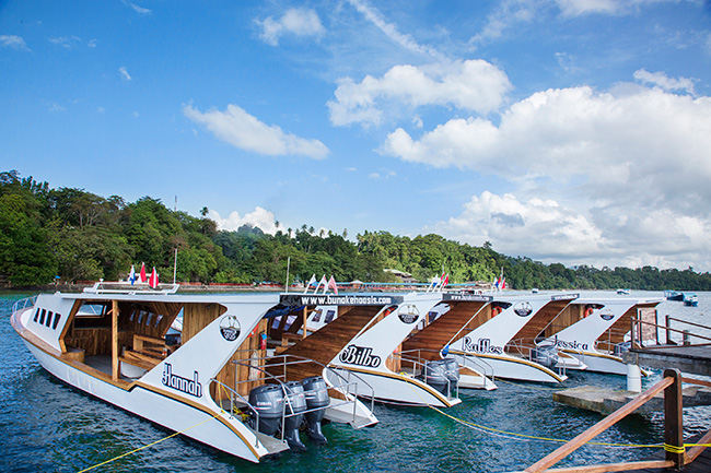 Dive boats - Bunaken Oasis - Indonesia Dive Resorts