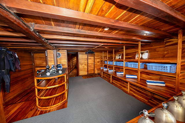 Dive deck - Coralia Dua - Indonesia Liveaboard
