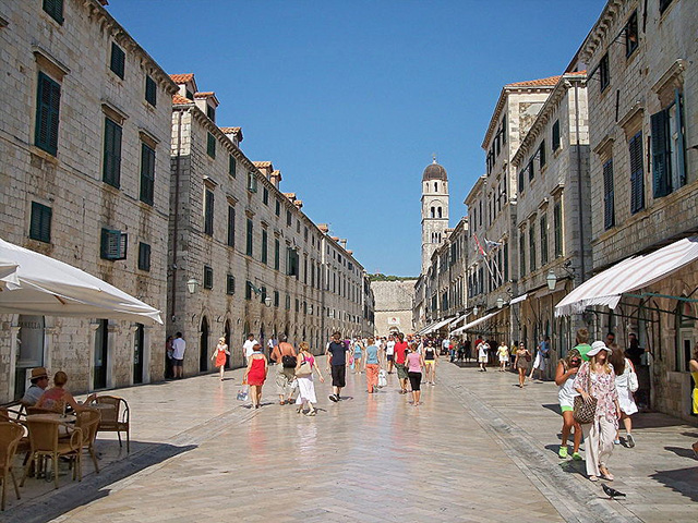 Main street of Dubrovnik (Croatia) - Author: László Szalai (Beyond silence) - Public Domain