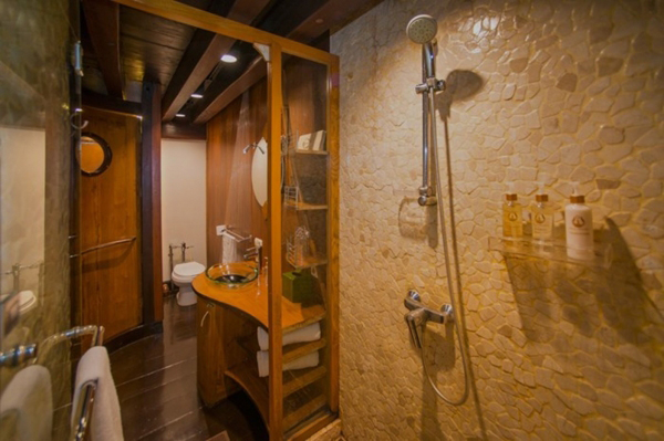 Bathroom - Deluxe Stateroom - Dewi Nusantara