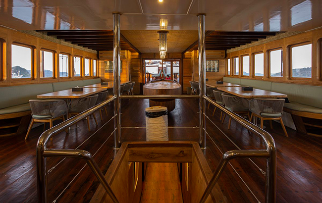 Dining area - Emperor Harmoni - Indonesia Liveaboard