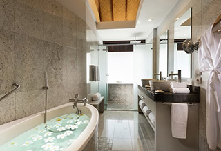 Bathroom - King Deluxe Garden Bungalow with Private Pool - Hilton Moorea Lagoon Resort & Spa