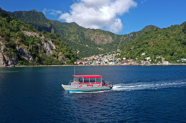 Dive boat - Jungle Bay Dominica - Dominica Dive Resort