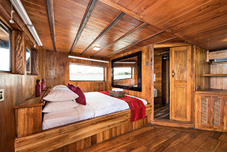 Suite cabin bed - La Galigo - Indonesia Liveaboard