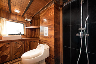 Suite cabin bathroom - La Galigo - Indonesia Liveaboard