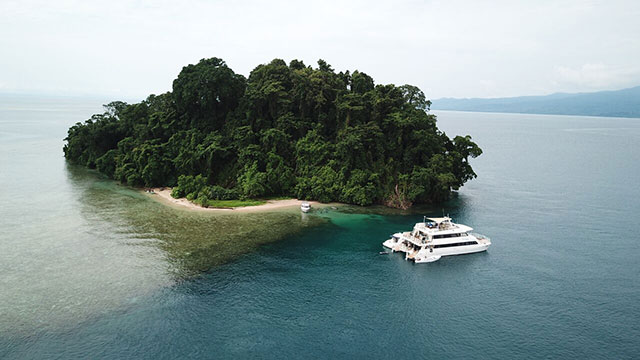 Oceania liveaboard in PNG