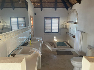 bathroom - water chalet - Ossimba Beach Lodge - Mozambique Dive Resort