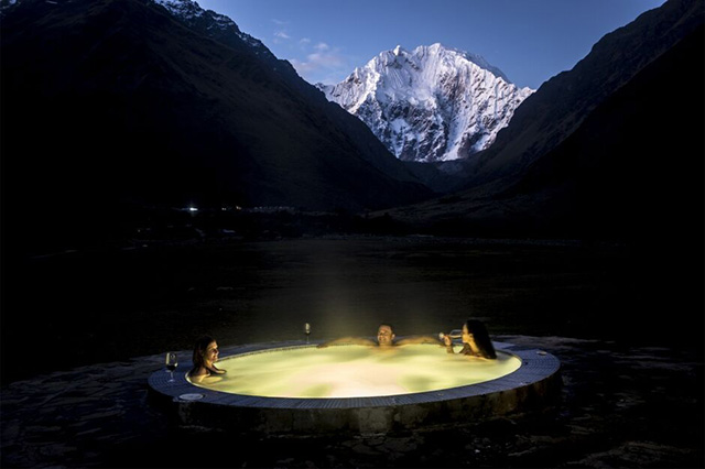 Outdoor jacuzzi at Salkantay lodge