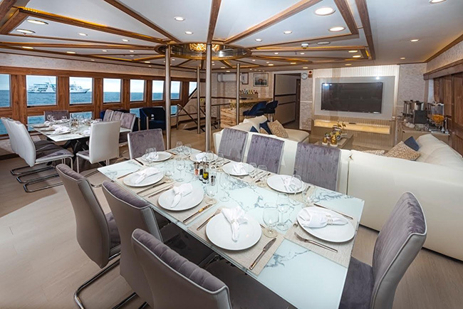 salon area with dining area - M/V Tiburon Explorer - Galapagos Liveaboard