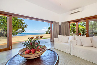 Living area - Deluxe Beachfront Villa - Tides Reach Resort