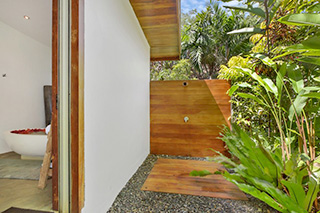 Outdoor shower - Deluxe Beachfront Villa - Tides Reach Resort