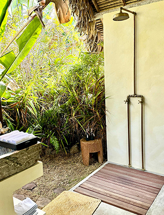 Bathroom - Beachfront King Bungalow - Voaara Madagascar - Madagascar Dive Resort